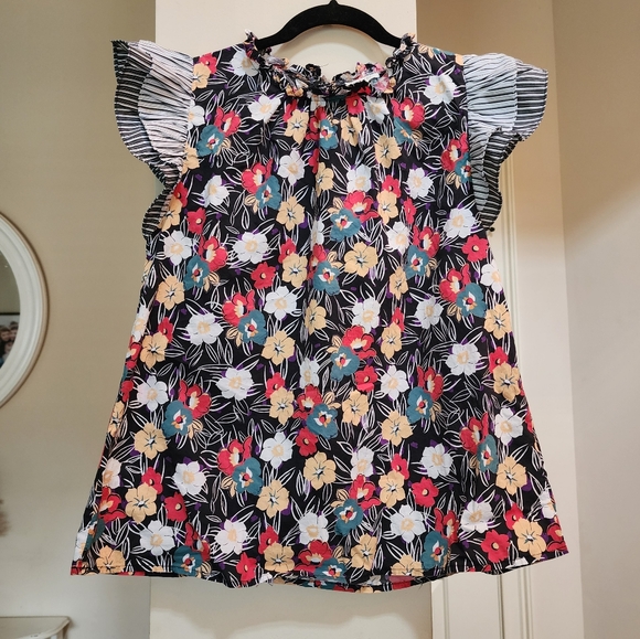 JODIFL Tops - Jodifl Size Medium Floral Ruffle Sleeve Top